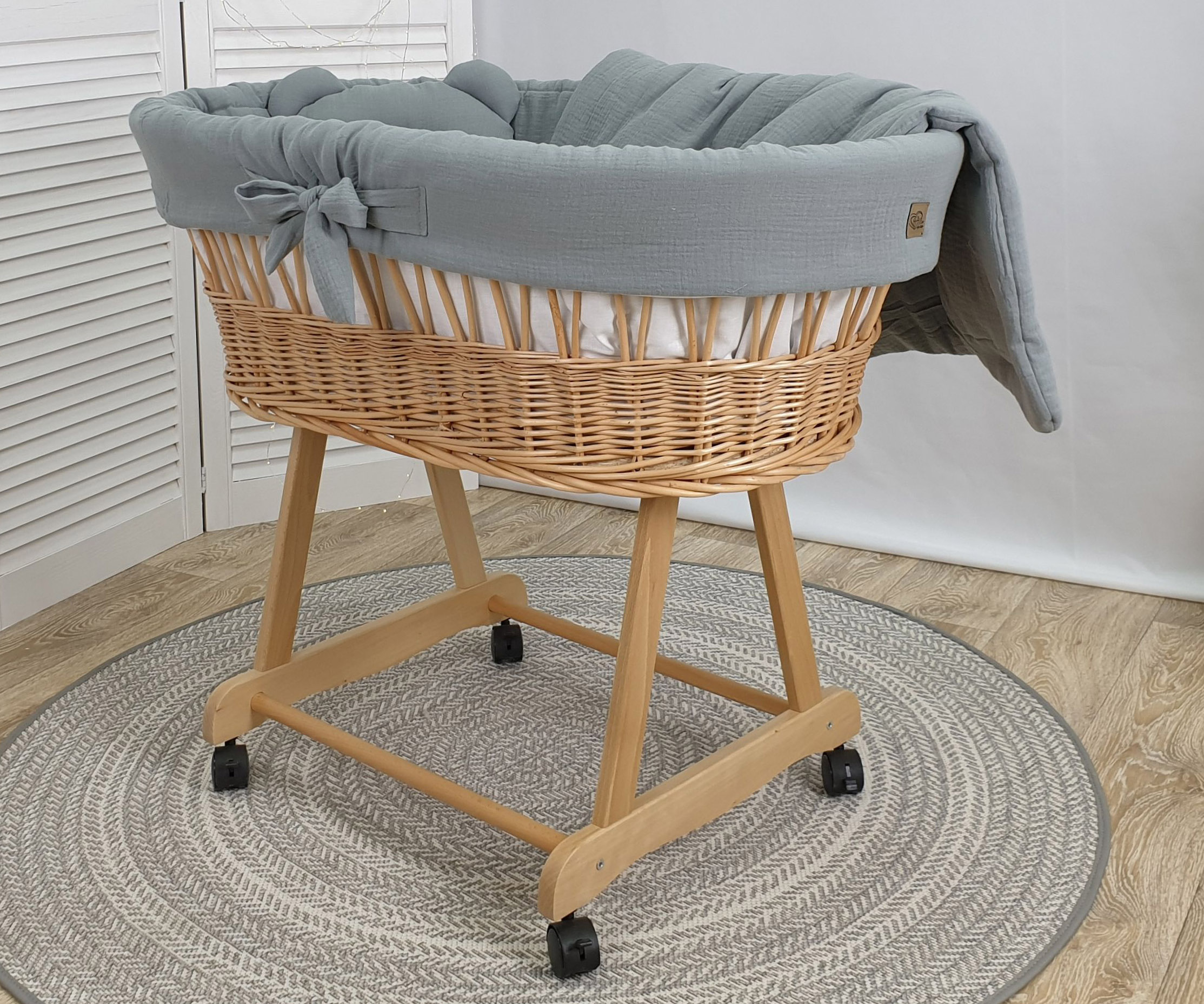 Moisés completo de mimbre sin dosel con ropa de cama caqui muselina y algodón